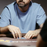 Trong Texas Hold'em, flush và straight, cái nào lớn hơn?