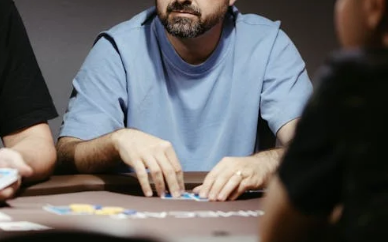 Trong Texas Hold'em, flush và straight, cái nào lớn hơn?