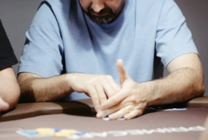 Texas Hold'em sử dụng bao nhiêu bộ bài?