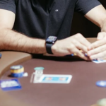 Texas Hold'em khác với poker tiêu chuẩn như thế nào?