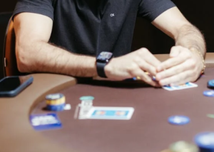 Texas Hold'em khác với poker tiêu chuẩn như thế nào?